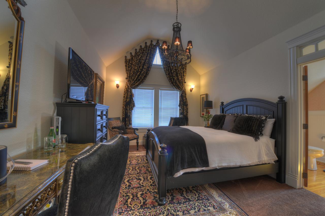 The Victoria Bed & Breakfast Bentonville Exterior photo